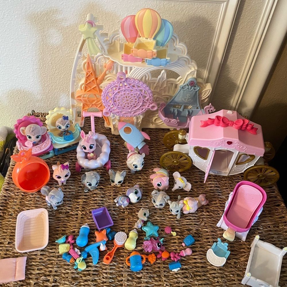 Sylvania Calico Critter Carriage Disney Junior Tots Figures Playset Accessories